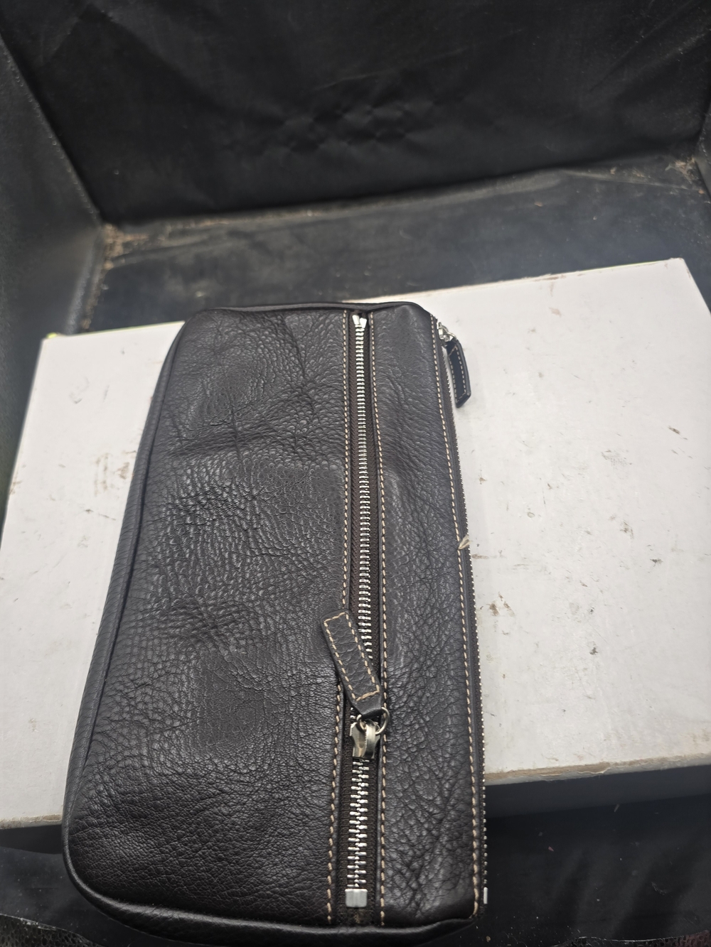 Classic Black Leather Zip-Around Men's Wallet‎